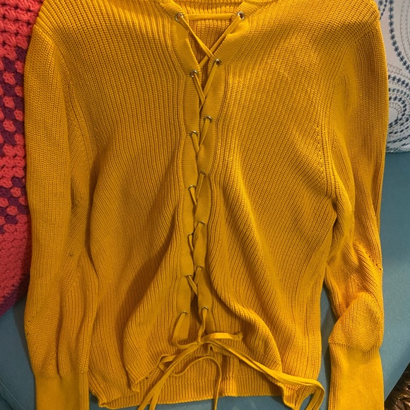 Vince Camuto Sweater with Adorable Back - Picture 2 of 3